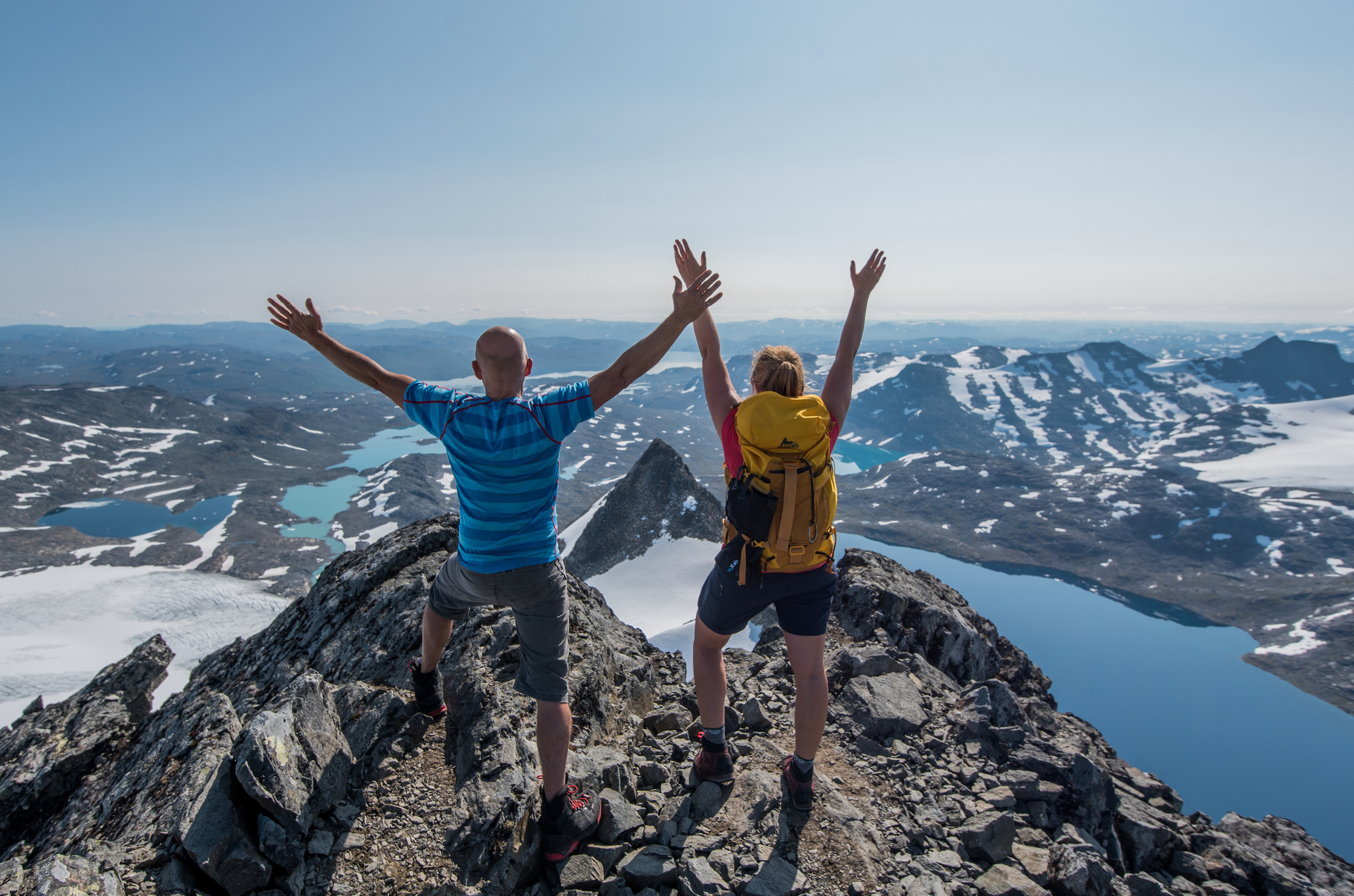 To personer på toppen av Uranostind, guidet av TyinAktiv